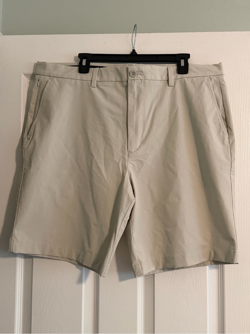 Vineyard Vines Men's On-The-Go Performance Classic Khaki Performance Shorts